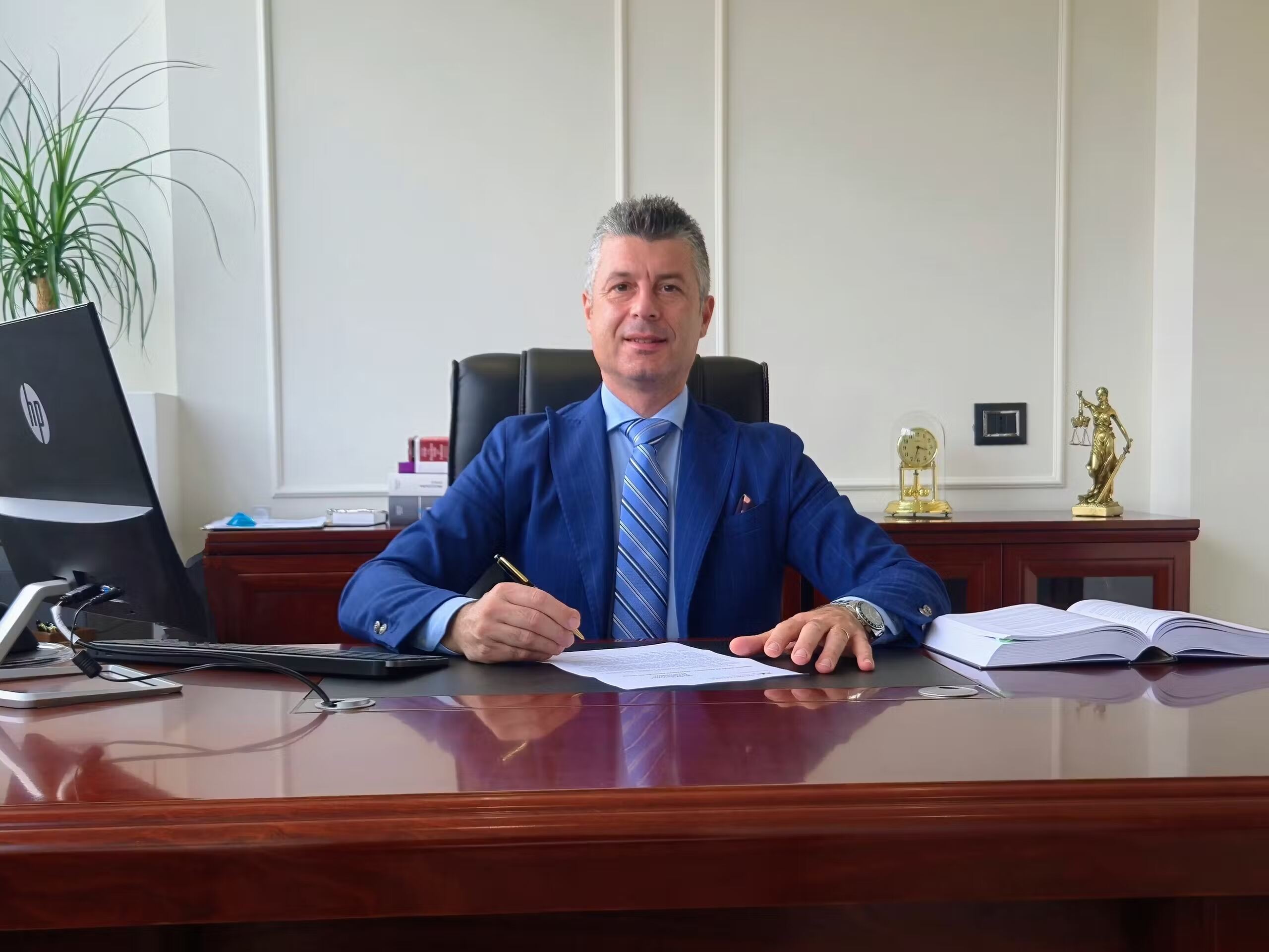 Avvocato Alfredo Gigliotti nel suo studio legale di Rende - Cosenza